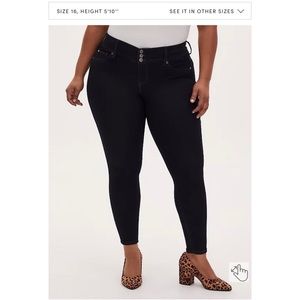 NEW Torrid 24 Short Jegging - Super Stretch Dark Wash - Inseam 27” Inches